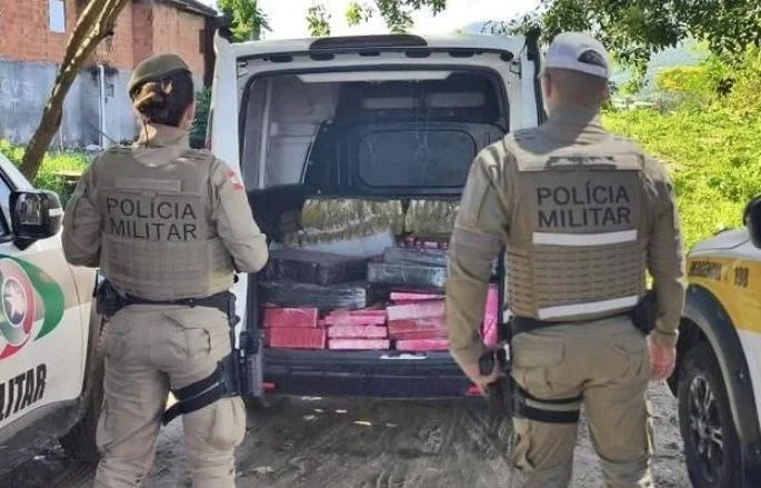 Meia tonelada de maconha é apreendida dentro de carro em SC