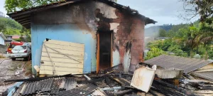 Incêndio Atinge Residência E Mobiliza Bombeiros Em Laurentino (1)