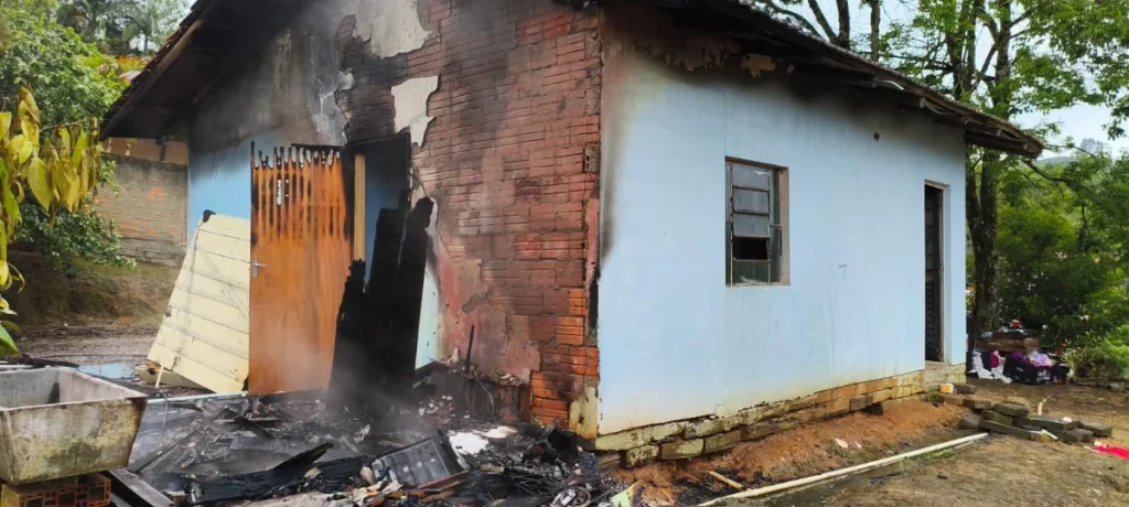 Incêndio Atinge Residência E Mobiliza Bombeiros Em Laurentino (2)