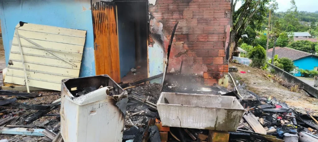 Incêndio Atinge Residência E Mobiliza Bombeiros Em Laurentino (3)