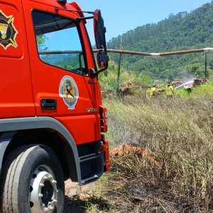 Incêndio em vegetação mobiliza bombeiros voluntários em Rodeio