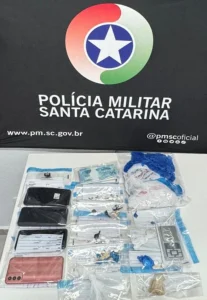 PM cumpre mandado de busca em Salete e apreende drogas, dinheiro e materiais usados no tráfico