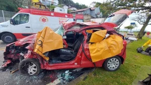 Dois homens morrem em acidente entre carro e ônibus em Florianópolis