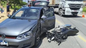 Jovem motociclista de 22 anos fica ferido em colisão com carro em Ibirama