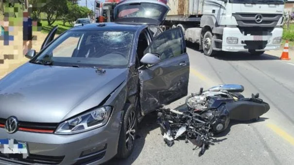 Jovem motociclista de 22 anos fica ferido em colisão com carro em Ibirama
