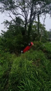 Veículo sai da pista e capota na margem da BR-470 em Rodeio