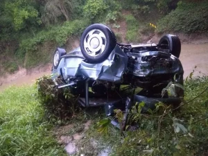 Motorista fica ferido após capotar veículo e cair na margem de rio em Taió
