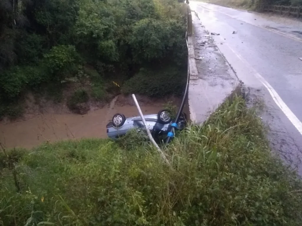 Motorista fica ferido após capotar veículo e cair na margem de rio, em Taió