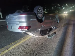 Carro capota na BR-470 em Rio do Sul; motorista deixa local da ocorrência
