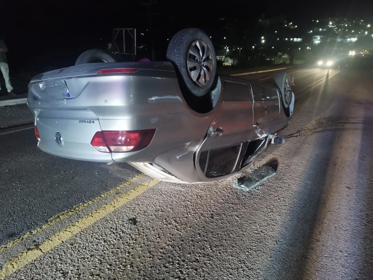 Carro capota na BR-470 em Rio do Sul; motorista deixa local da ocorrência