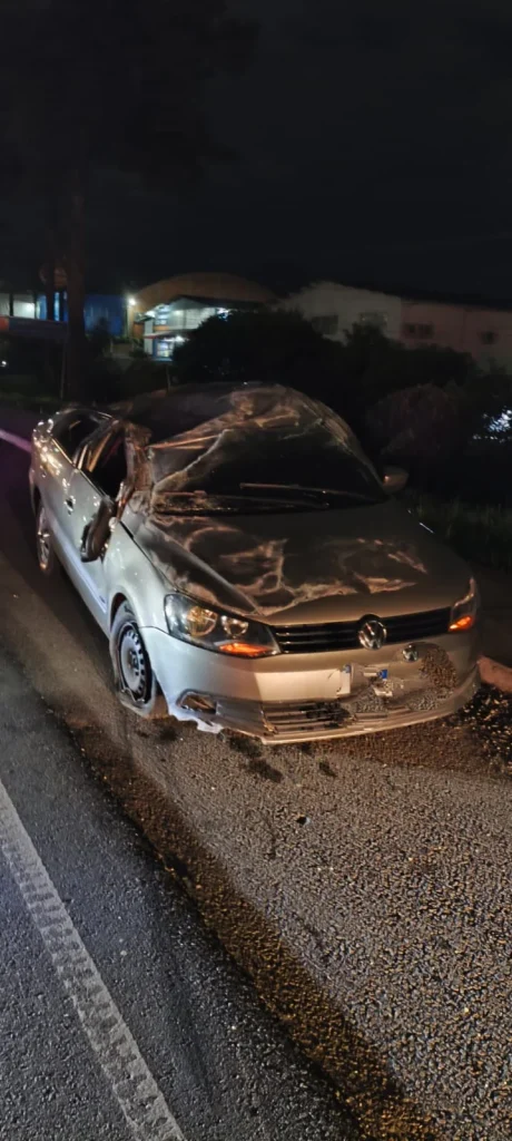 Carro capota na BR-470 em Rio do Sul; motorista deixa local da ocorrência