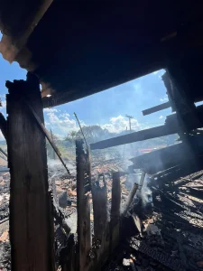 Susto e alívio: mãe e filho escapam de incêndio que consumiu parte de casa em Pouso Redondo