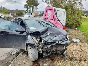 Acidente em Agrolândia deixa motorista presa às ferragens na manhã desta terça-feira