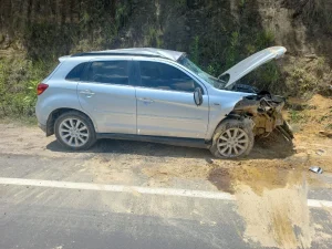 Motorista fica ferido após sair da pista e atingir barranco na SC-350 em Rio do Sul