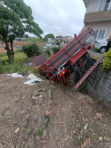 Caminhão sai da pista e cai em ribanceira na BR-470 em Pouso Redondo