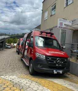 Bombeiros Voluntários atendem adolescente ferido após desabamento de estrutura em residência de Presidente Getúlio