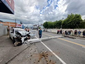 Carro atinge poste e motorista sofre fraturas na tarde deste domingo em Ituporanga