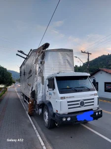 Caminhão colide com poste no Centro de Rodeio e causa danos materiais
