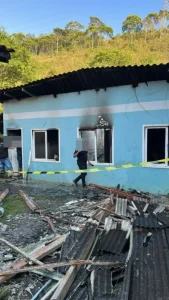 Homem incendeia casa do irmão após discussão em Brusque
