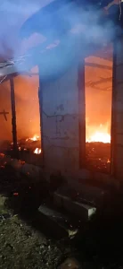 Incêndio destrói residência em Ascurra e mobiliza bombeiros de três cidades