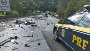 Motorista de van corta cintos de segurança e retira passageiros antes de veículo pegar fogo na BR-376