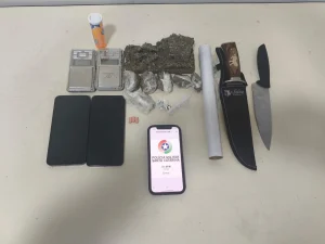 Homem é preso com drogas e balanças de precisão em Gaspar
