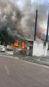 Incêndio de grandes proporções destrói residência no bairro Budag, em Rio do Sul