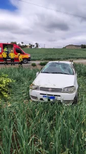 Saída da pista seguida de capotamento deixa mulher ferida em Ituporanga