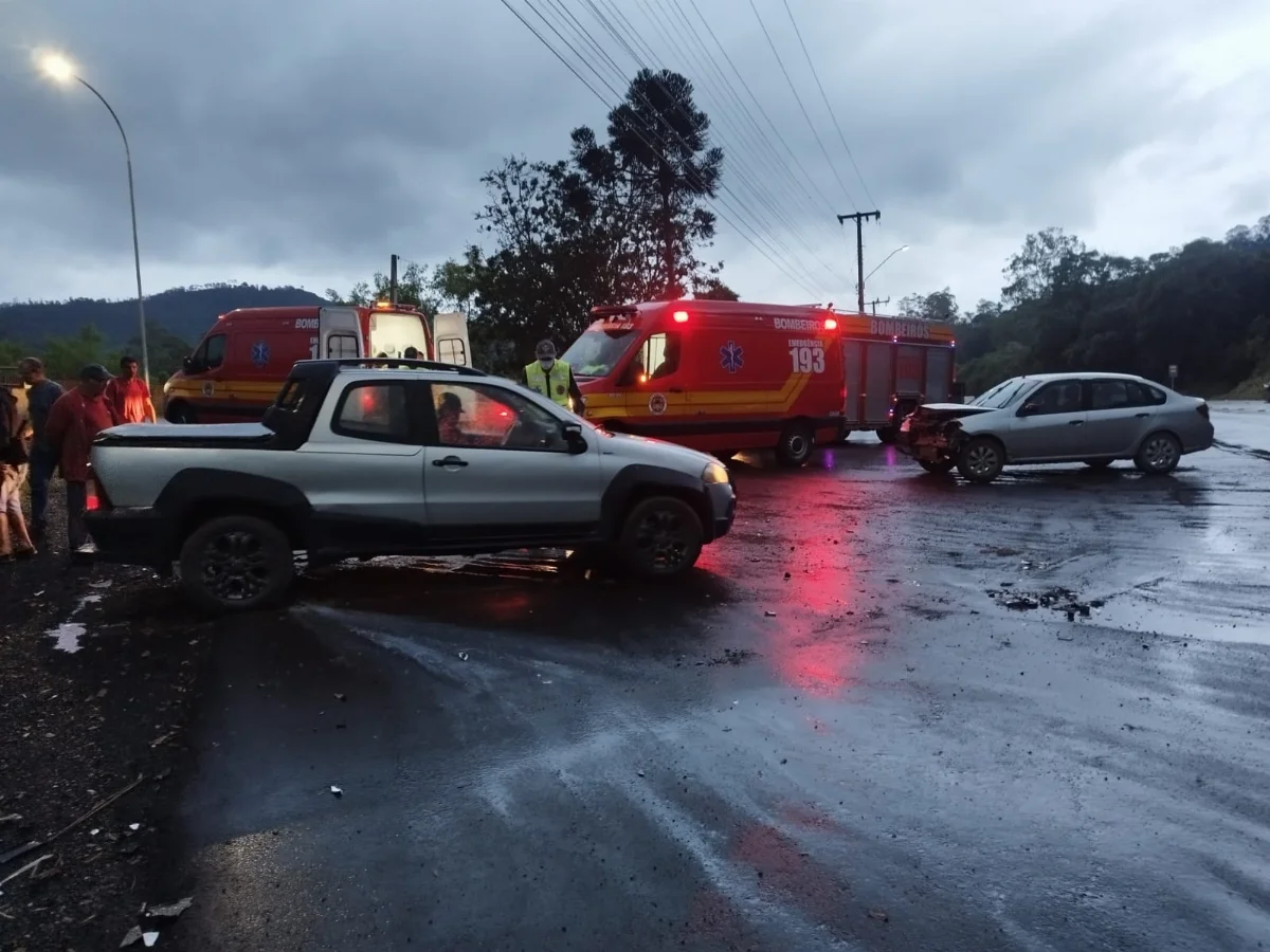Acidente com três veículos é registrado na SC-350, em Rio do Sul