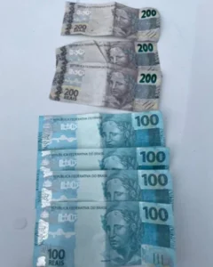 Homem invade casa da ex-sogra, é flagrado bêbado e com R$ 1 mil em notas falsas em Rodeio