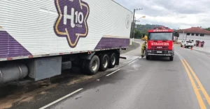 Carreta pega fogo após superaquecimento nos freios e motorista busca ajuda em frente ao quartel dos Bombeiros em Ibirama