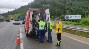 Idoso de 78 anos fica ferido após ser atropelado na BR-470