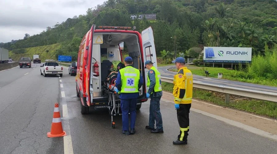 Idoso de 78 anos fica ferido após ser atropelado na BR-470