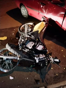 Motociclista de 19 anos fica ferido após colisão com carro em Presidente Getúlio