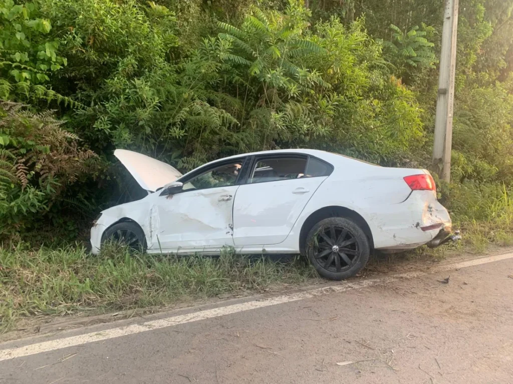 Acidente entre três veículos deixa dois homens feridos na SC-112, em Trombudo Central