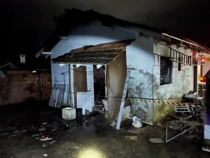 Incêndio destrói casa e deixa homem gravemente ferido durante a madrugada em Pouso Redondo