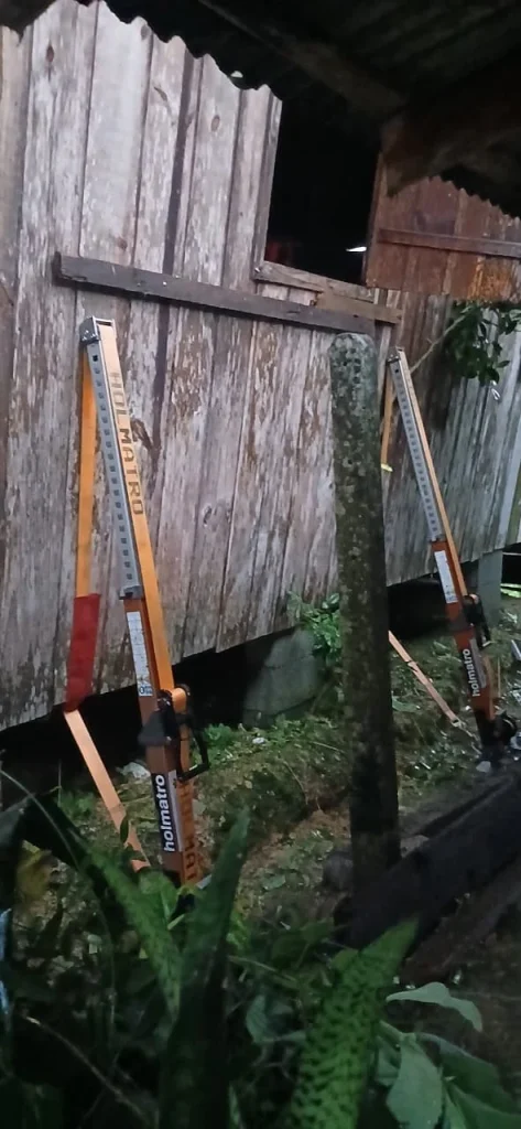 Temporal causa colapso parcial de residência em Apiúna; família é retirada em segurança