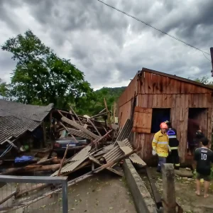 Temporal causa colapso parcial de residência em Apiúna; família é retirada em segurança