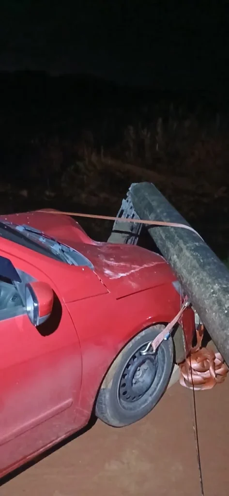 Condutor fica ferido após colidir carro contra poste em Ascurra