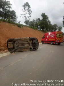 Mulher fica ferida em capotamento na Estrada Geral Cotias, em Lontras