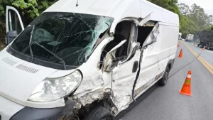 Colisão entre van e caminhão deixa dois feridos na BR-470, em Apiúna