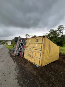 Tombamento de carreta na BR-470 deixa uma pessoa ferida em Pouso Redondo