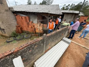Em Ibirama, governador Jorginho Mello acompanha entrega de telhas após forte chuva de granizo