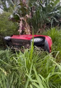 Mulher é resgatada após carro capotar e cair em córrego na BR-470