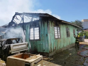 Residência é destruída por incêndio em Rio do Sul