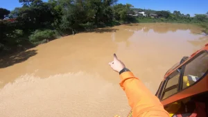 Mulher de 33 anos é resgatada de afogamento em rio no município de Rio do Sul