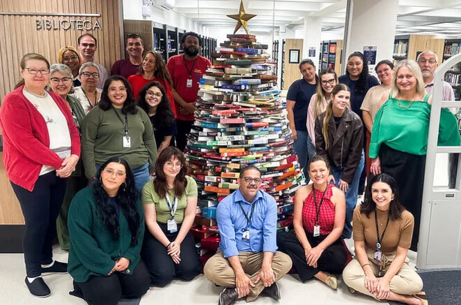 Árvore de Natal com 600 livros decora a entrada da Biblioteca do Tribunal de Justiça de SC