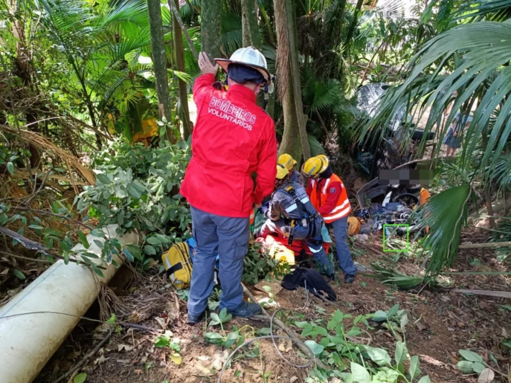 Veículo desce ladeira, atinge moto e arremessa pedestre em ribanceira de 20 metros