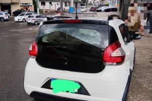 Motorista é morto a tiros dentro de carro em SC; passageiro fica ferido