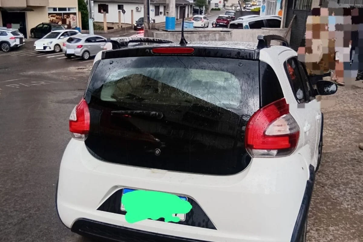 Motorista é morto a tiros dentro de carro em SC; passageiro fica ferido